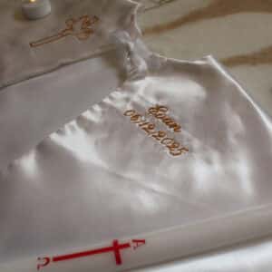 Cape en satin brillant blanc